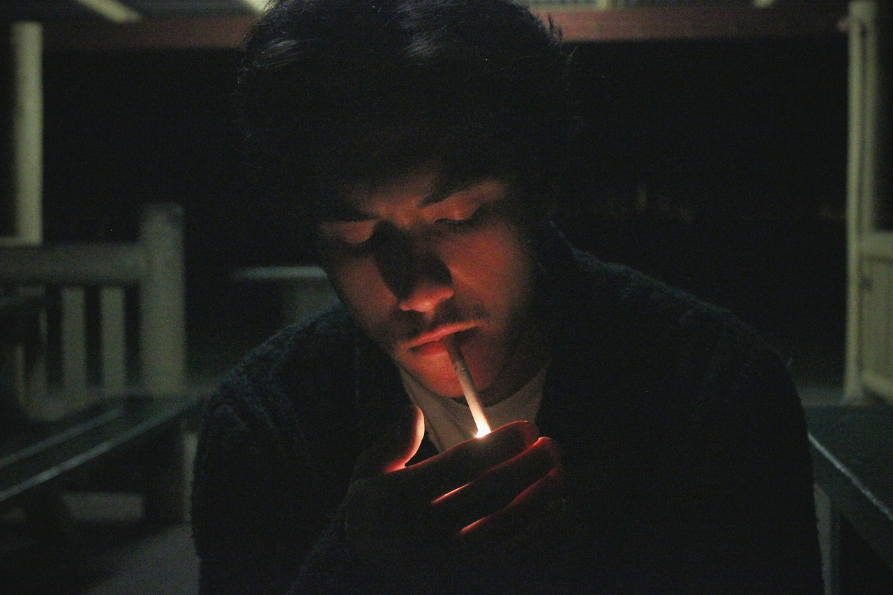 Постой я прикурю mp3. Человек снова закурил. Человек подкуривающий сигарету в темноте. Бунта закуривает. Саймон закуривает.