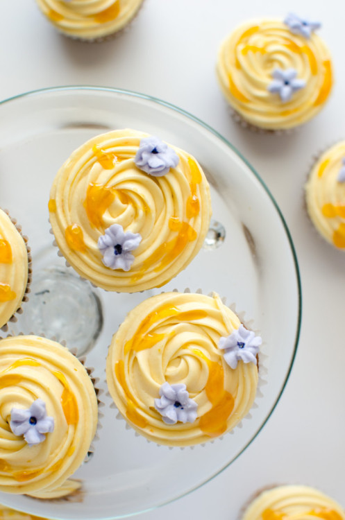 ugly–cupcakes:  Spiced Banana Cupcakes with Apricot Frosting