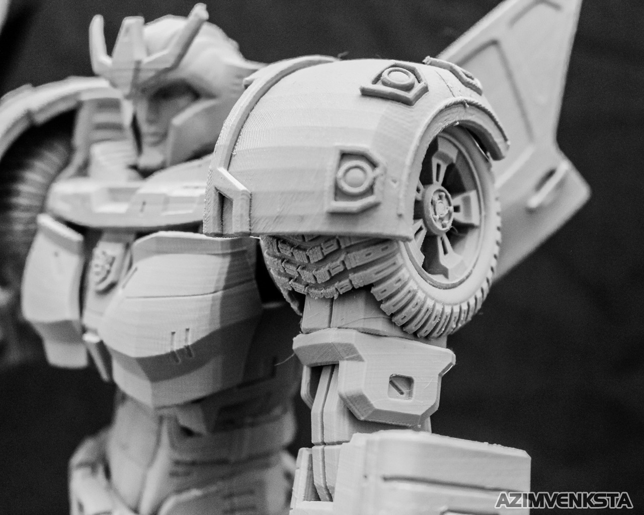 azimvenksta:Part 1:Some detailed photos showing off my Strongarm statue.  I had
