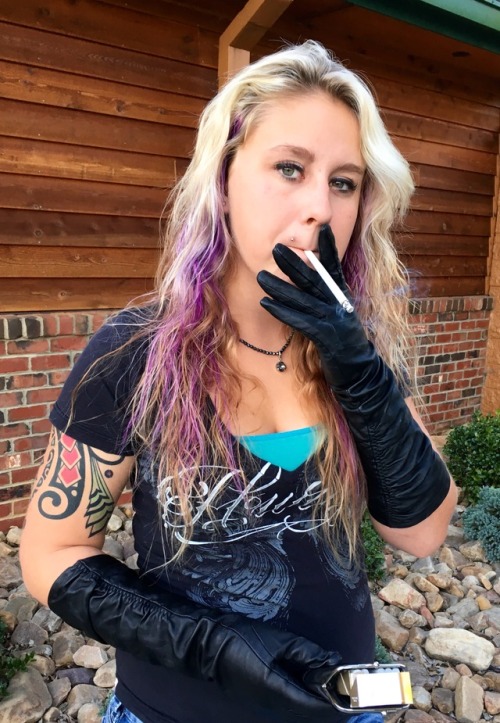 leathersmoke81: Leann - VS120 in black leather gloves & cigarette case! Gloves