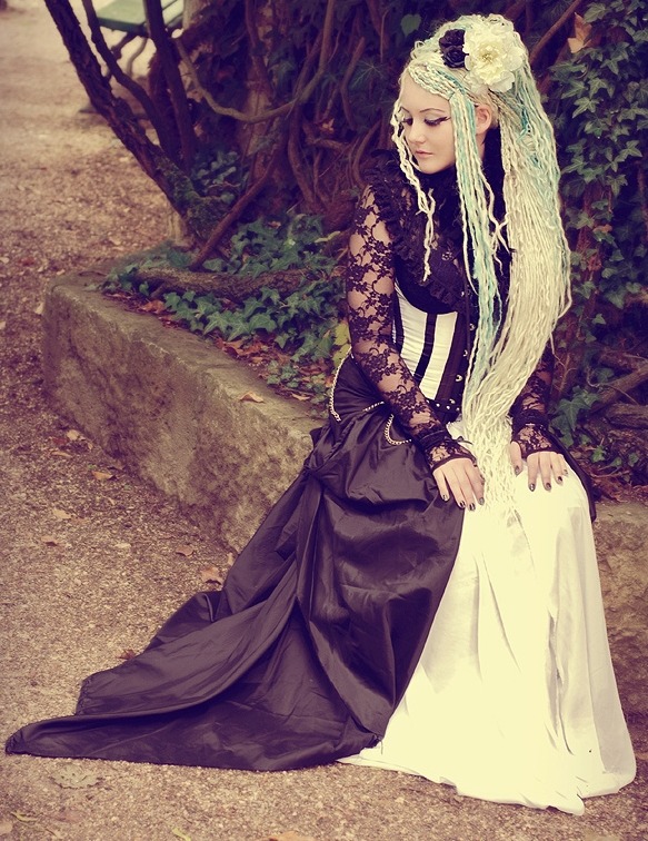 gothic-and-beautiful:  by Luthien-Photoart 