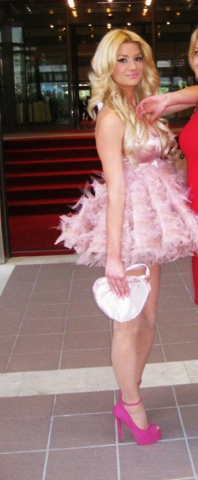 transpinkbimbo:  it’s great being a frilly pink loving girly girl! no expectations
