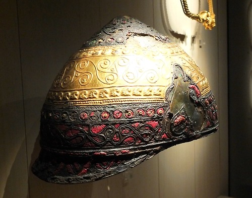 Celtic helmet of the 4th century BC, made of bronze, iron, enamel and gold, currently in the Louvre