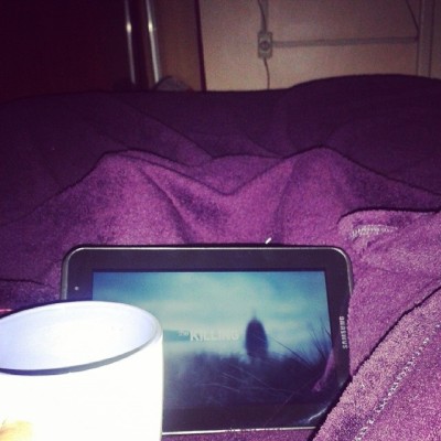 Ostentação do dia! Escurinho, cobertor, café quentinho e #TheKilling no @NetflixBrasil! Como não ser feliz assim?
#ColdWeather #Coffee #Blanket #Bed #Netflix #Holder #Linden