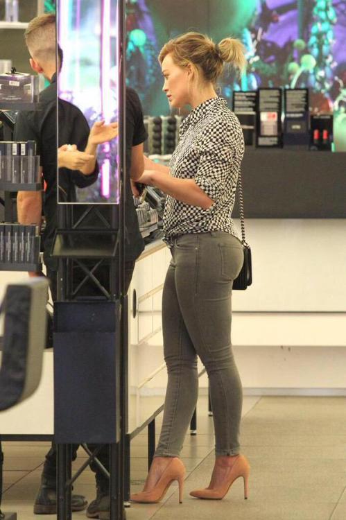 xyzcelebs: Hilary Duff has one amazing booty… so thick!  Imagine that baby doggystyle! F