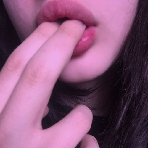 handcuffsandsnuggles: <3 Painted daddy’s nails <3