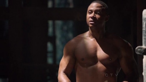  David Ramsey shirtless on CW’s Arrow 