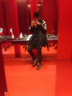 louietv:  red bathroom how I like it ;)