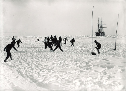 hspn:Bonus awesome photo: Eleven-a-side, a photograph by Frank Hurley.Australian photographer Hurley