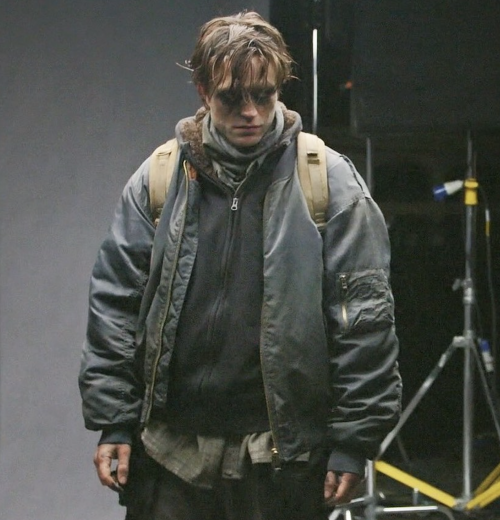 rhubarbes:Robert Pattinson behind the scenes of The Batman as Bruce Wayne