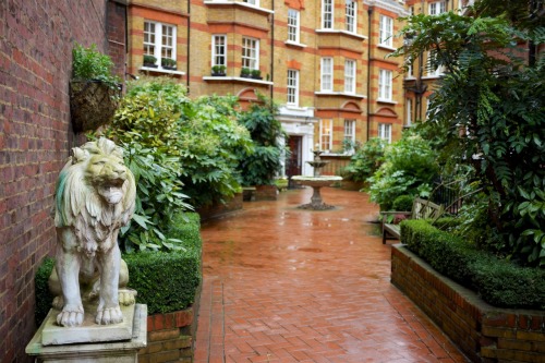 robertmealing: Courtyard, London