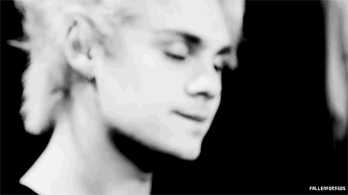 lucas-is-mine:  I’M NOT SORRY MICHAEL GIRLS LUKE 