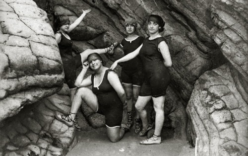 vintageeveryday:36 interesting vintage photos of women in bathing costumes in the 1910s.