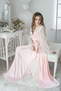 alliemead: silksleepwear: Silk and lace robe