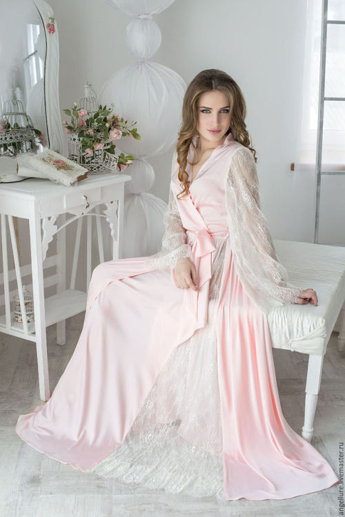 alliemead: silksleepwear: Silk and lace robe      (via TumbleOn)