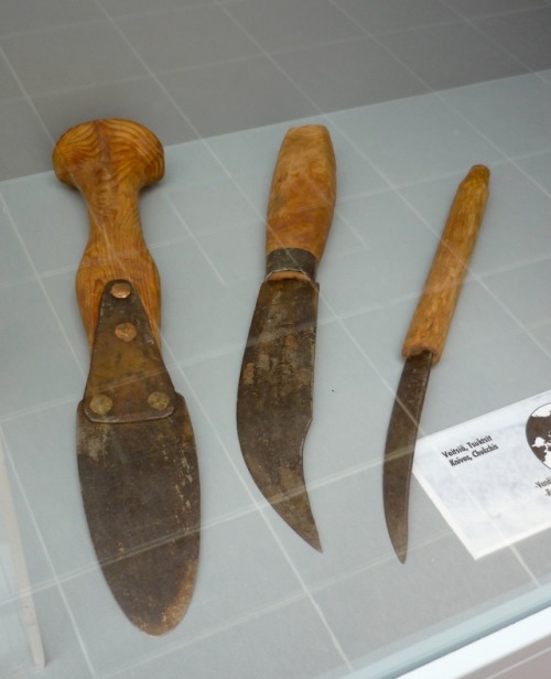 Chukchi knives and sculpture, photos from the Arctic Museum (detailsunknown).