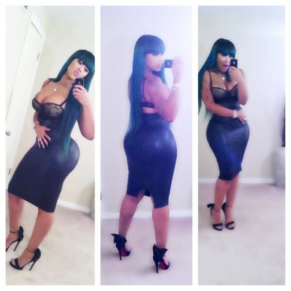 bighrd2:  I wanna be your toilet seat, Deelishis @iamsodeelishis.