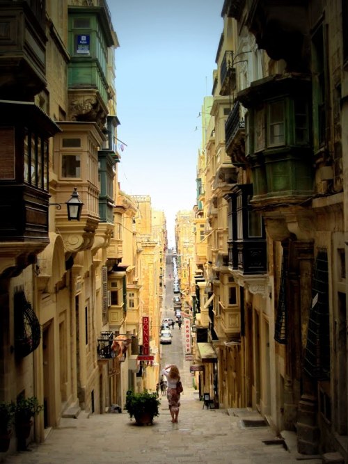 In the narrow streets of Valetta / Malta (by Majka44).
