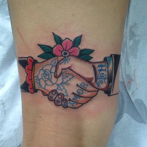 Feita no Sábado na amiga @michelle_rinzo !! #tattoo #tattooflash #shakehands #twohands #tatuagemtrad