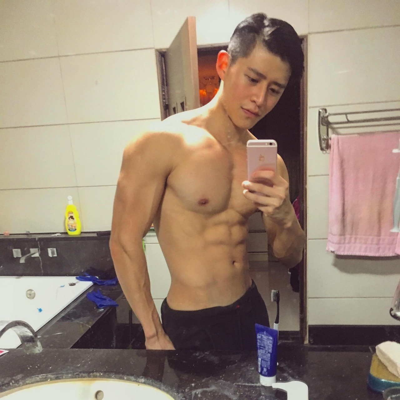 artoffreddieniem-blog:  『台北男星 · 男模· 胡偉（Wilson）挺同性婚姻