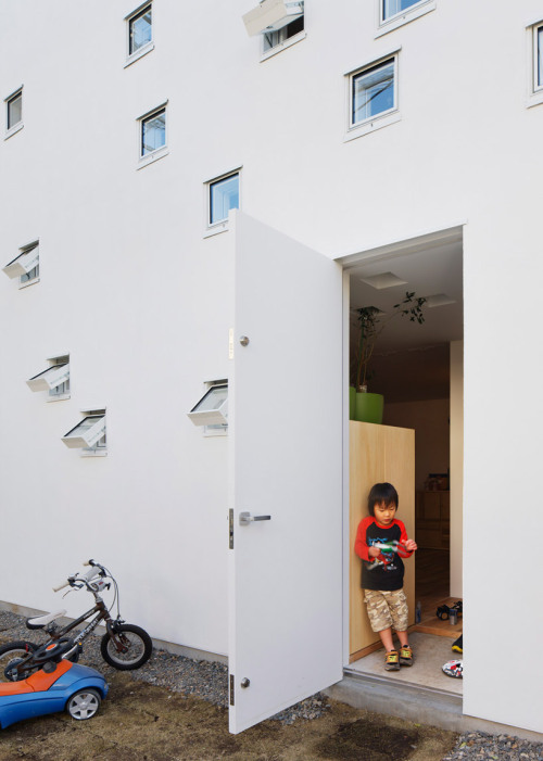 likeafieldmouse:  Takeshi Hosaka - Room Room (2011) The residents of Hosaka’s Room Room are a deaf couple and their two hearing-able children. The windows in its walls and ceilings serve as means of easy communication and visibility among the family.
