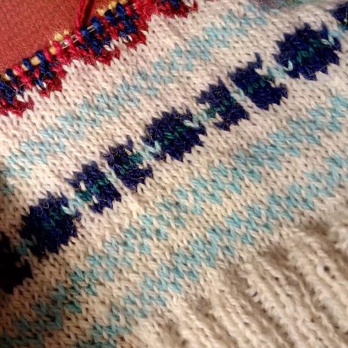Working #knittersofinstagram #fairisleknitting #infamousstitch (at Infamous Stitch) www.inst