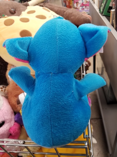 Saw this freaky bootleg(?) Stitch at Goodwill. It was priced really high so I didnt get it and also 