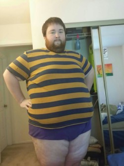 mikebigbear:  gordo4gordo4superchub:  keepinghorizon:   Kingpokeypanda is so handsome. Muah.   Hot  Thighs….I want to be between them