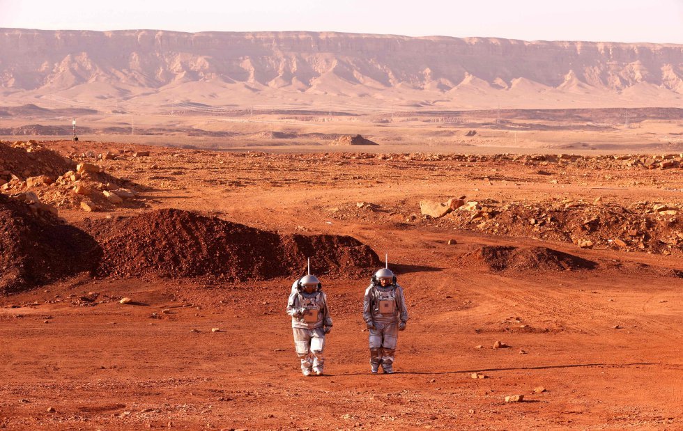 Una coppia di astronauti di una squadra europea e israeliana camminano in tute spaziali durante una missione di addestramento sul pianeta Marte in un luogo che simula una stazione fuori dal mondo nel cratere Ramon a Mitzpe Ramon, nel deserto del...