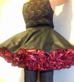 Themasterofpetticoats:  Shrekthesissy:   Themasterofpetticoats:  Latex Skirt And