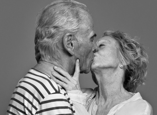 Porn photo mymodernmet:  Couples Passionately Kissing