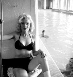 infinitemarilynmonroe:  Marilyn Monroe photographed by John Vachon, 1953.