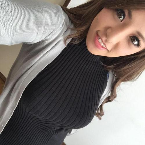 ribbedturtleneckswtr:さくら悠‏ 今日は着衣巨乳がテーマのようです♡笑