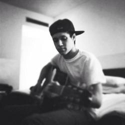 harryswinston-deactivated202110:  Niall changed his twitter icon 13.4.14 