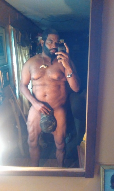 thickumsandthangs21: Sexy Muscular Man with a Beard