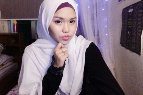 I can’t recall the last time I wore a white tudung, probably the last time was in school about 5 yea