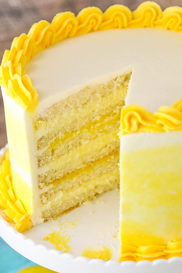 thefandomdropout:  sweetoothgirl:   LEMON CAKE WITH LEMON BAVARIAN CREAM 