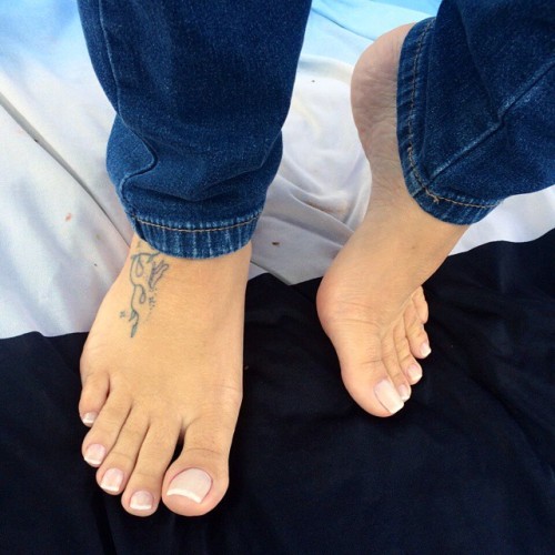 foot-perv:pezinhosbrasil:         √  Reblog if you love pretty feet!