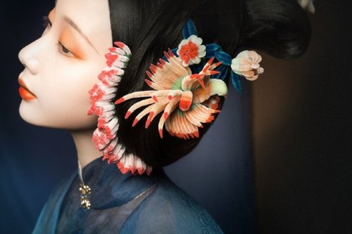 ziseviolet:Traditional Chinese hanfu and hair ornaments called “ronghua” (velvet fl
