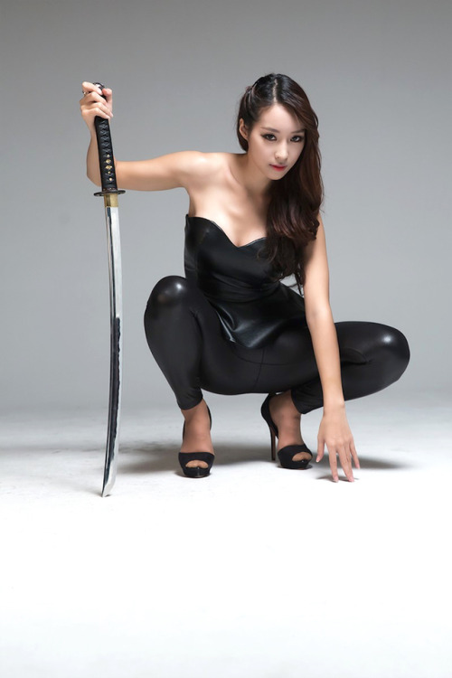 Jung Eun JiFollow http://celebrity-legs-and-heels.tumblr.com/ for more!(via d9a0d82d6228b8e31e455d6a