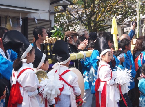 龍王神社の秋祭り。昔のヤブ（鬼面を被ってる人）は全身刺青の人も珍しくなかったそうです。今でもけっこう体格の良い人が多いですね＾＾；