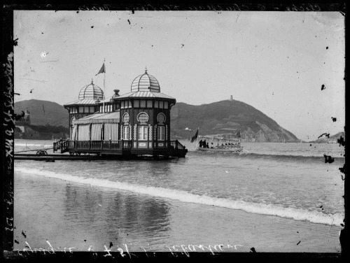 livesunique:  The Mobile Bathing House of King Alfonso XIII of Spain,  San Sebastián, Spain, 1908
