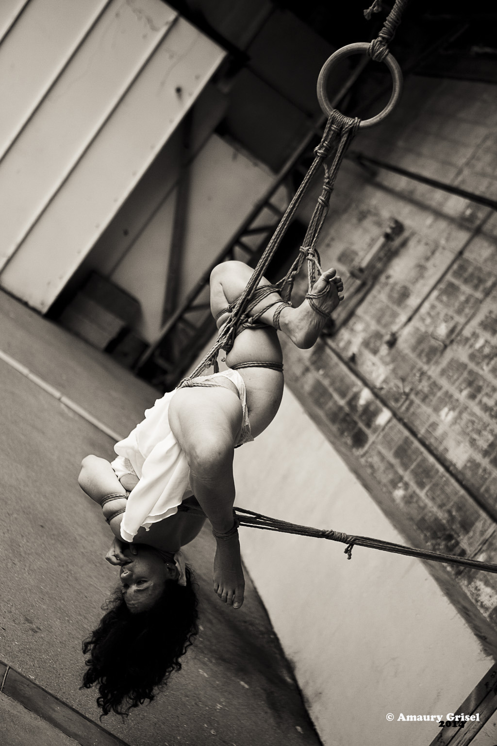 bondageisnotacrimeparis:  La position du petit crabe ^^ Modele : Nais Photographer