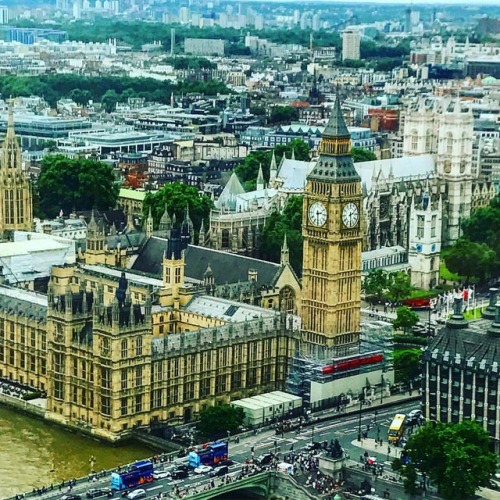 Big Ben is one of Londons most famous landmarks and possibly the most famous clock in the world . . 