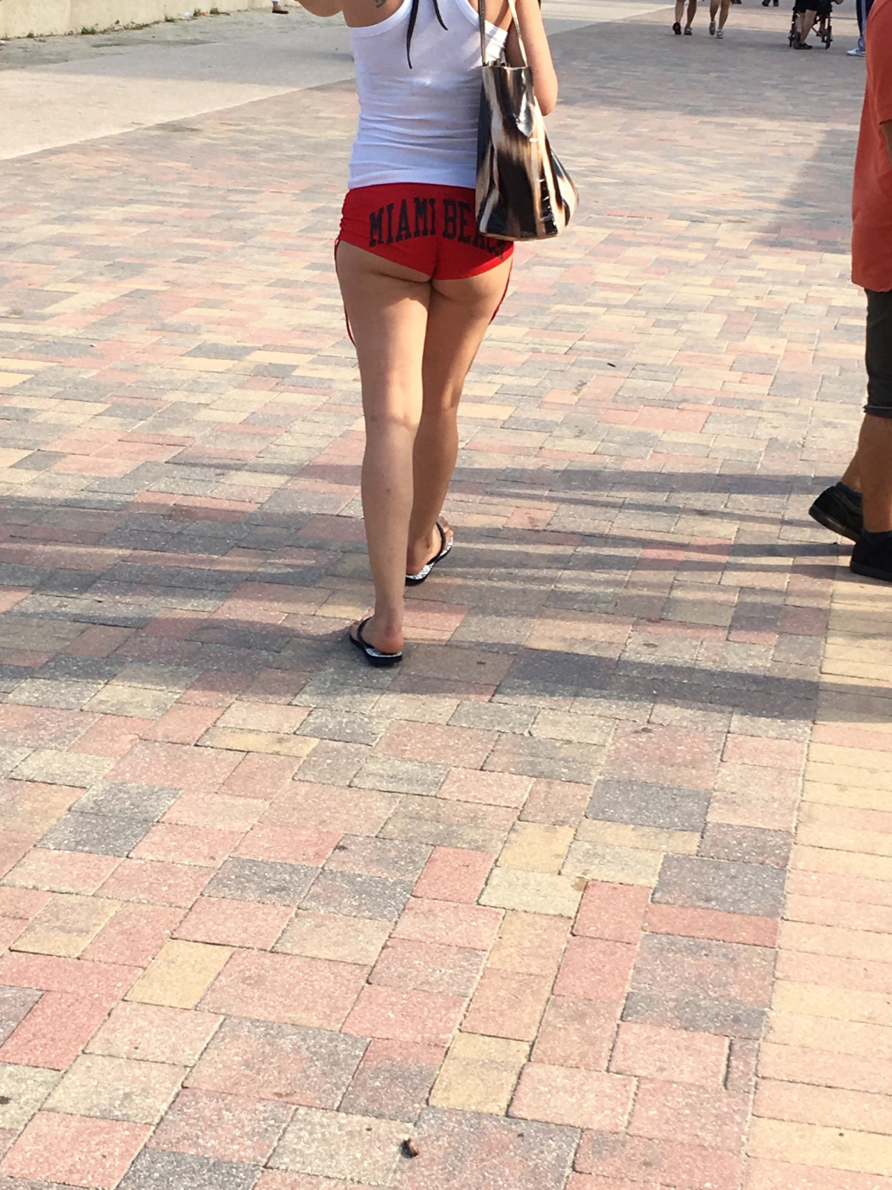 southfloridacandids:  More candid pictures of this milf