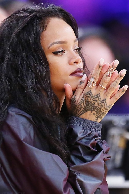 arielcalypso:  Rihanna at a basketball game between “The Cleveland Cavaliers” and “The Los Angeles Lakers” in LA. (15th January 2015)