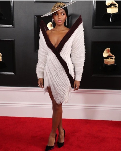 Oh hey #fashionslayers #grammys #grammys2019 #grammy #redcarpet #fashion #freedbyfashion https://www