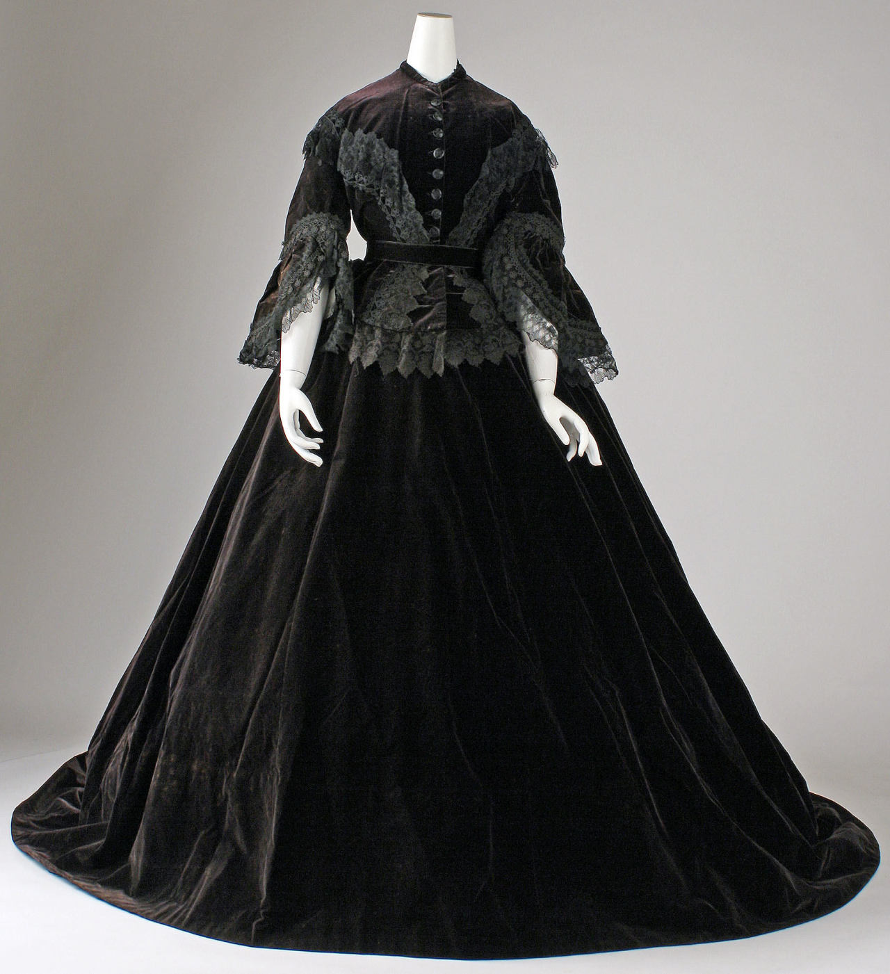 spookyloop:  ephemeral-elegance:  Lace Trimmed Velvet Mourning Dress wit Changeable