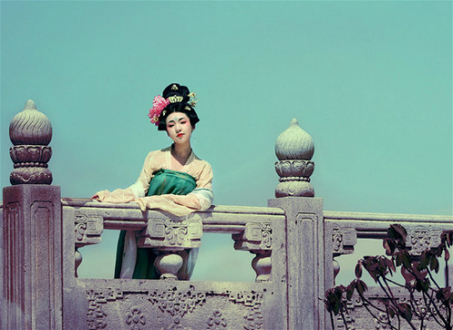 Classic Chinese beauties wearing hanfu in mountain and river scenery. ( cr: 梓摄影）