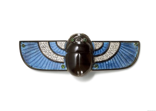 mote-historie:Cartier Scarab brooch 1924 by Cartier London Gold, platinum, blue Egyptian faience (wi